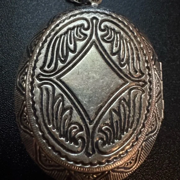 Vintage Large Locket Necklace 2.5 inches long - Picture 6 of 7